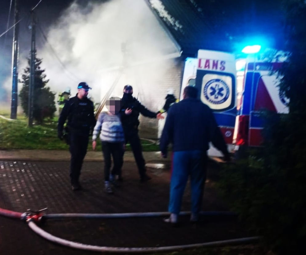 Dramatyczny pożar w Hajnówce. Policjanci uratowali 10 osób