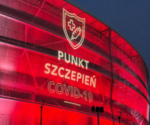 Największy w Polsce samochodowy punkt szczepień powstał na Stadionie Wrocław