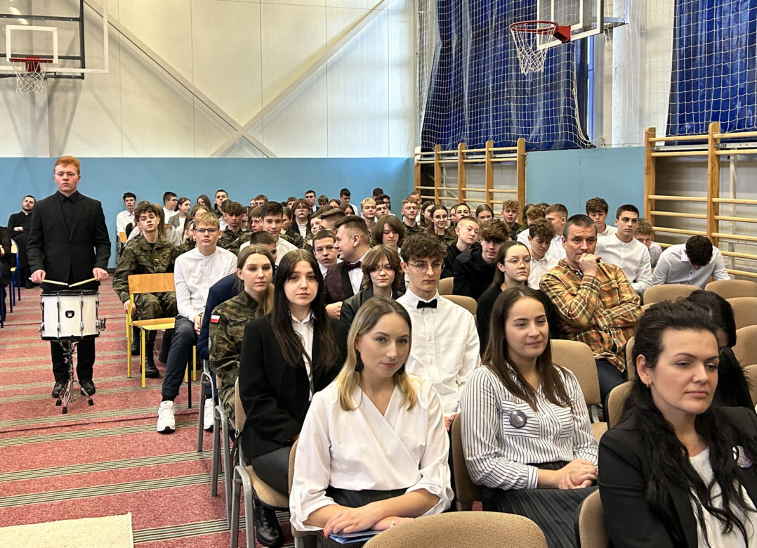 Uczniowie pierwszych klas w Kleczewie ślubowali na nowy sztandar