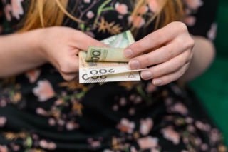 Zmiany w wypłacie w 800 plus w grudniu. Sprawdź, kiedy ZUS zrobi przelew