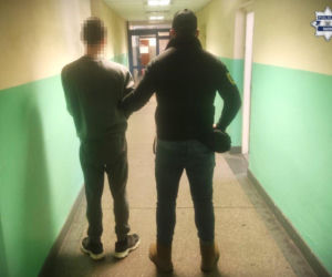 Groził babci śmiercią i dobijał się do drzwi. 19-latek trafił do aresztu