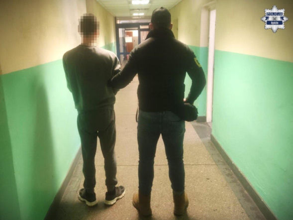 Groził babci śmiercią i dobijał się do drzwi. 19-latek trafił do aresztu