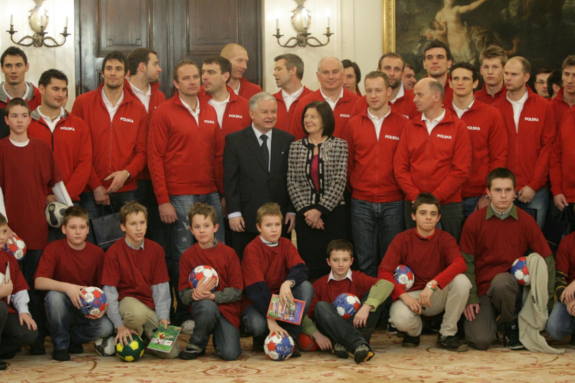 Lech Kaczyński i Jarosław Kaczyński na sportowych zdjęciach