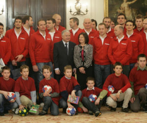 Lech Kaczyński i Jarosław Kaczyński na sportowych zdjęciach