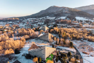 Piramidy niczym łodzie o podwójnych żaglach dryfują po białych stokach. Sanatorium w Ustroniu-Zawodziu: regionalizm krytyczny 