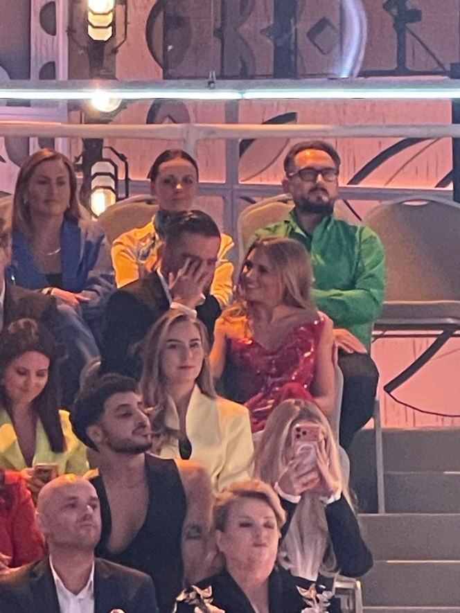 Tak Kaczorowska i Rogacewicz zachowywali się na ramówce TVP. Najpierw obejmował, a potem nurkował pod krzesło!