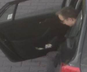 Rozbój i kradzież samochodu w Toruniu - policja prosi o pomoc