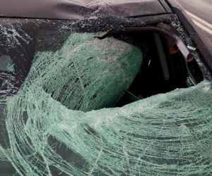 Pełczyce. Tafla lodu rozbiła szybę w BMW