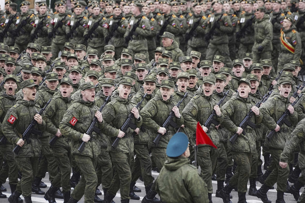 Putin gromadzi sprzęt 50 km od granicy z NATO! Wszystko widać na zdjęciach!