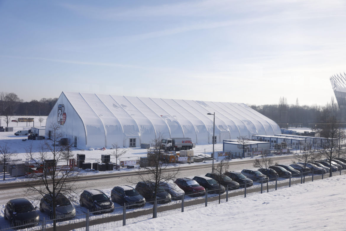 WOŚP 2024, Warszawa. Scena już powstaje na Błoniach Narodowego - zdjęcia