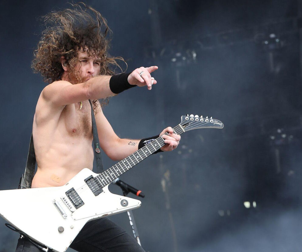 Muzyk Joel O’Keeffe z Airbourne gra na gitarze elektrycznej bez koszulki. O liderze grupy przeczytasz na EskaRock.