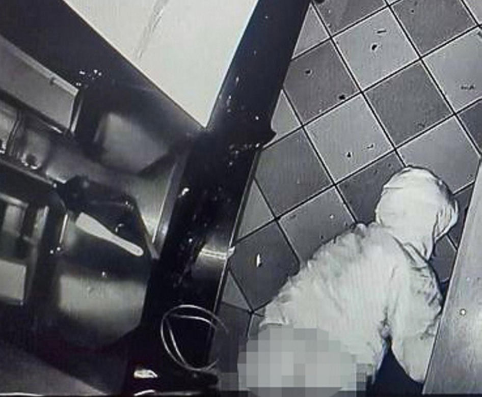 Gdy okradał bar, spadły mu spodnie. Wszystko się nagrało!