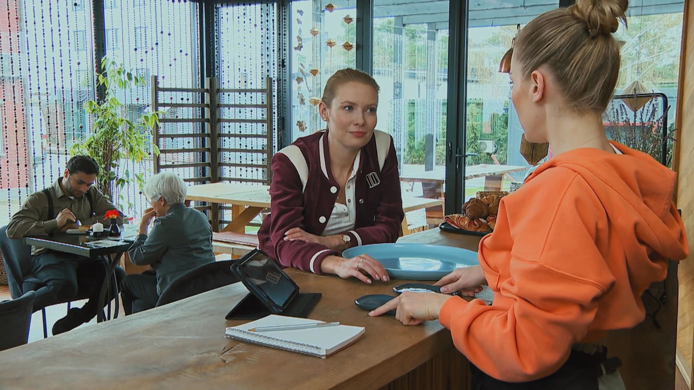 Barwy szczęścia odc. 2696: Renata (Ania Mrozowska), Dominika (Karolina Chapko)
