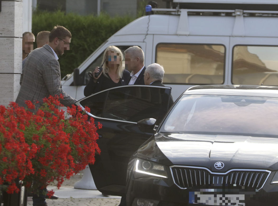 Wyjazd parlamentarzystów PiS na naradę do hotelu w Ożarowie Mazowieckim
