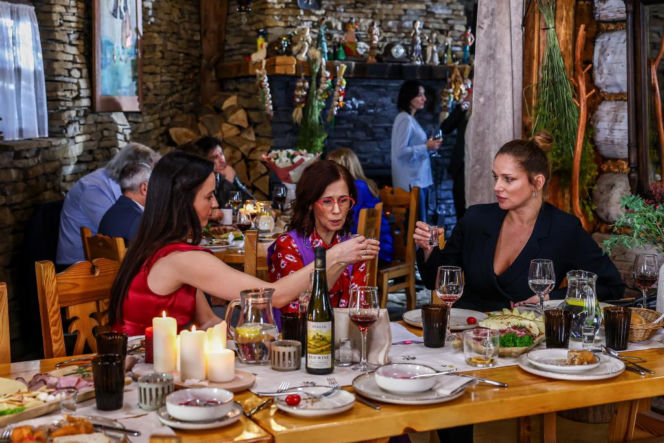 Szpital św. Anny, odcinek 103: Uroczystość zaręczynowa Marty kończy się drugimi, zupełnie niespodziewanymi oświadczynami