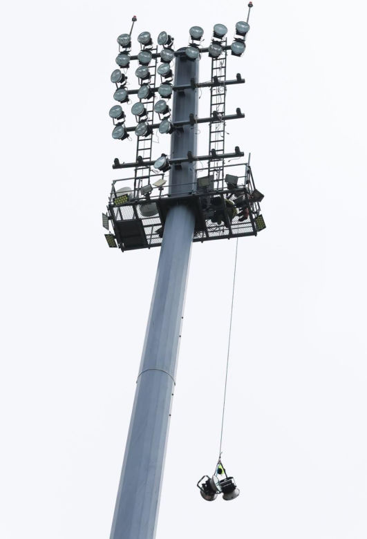 Wymiana oświetlenia na stadionie Smoczyka w Lesznie