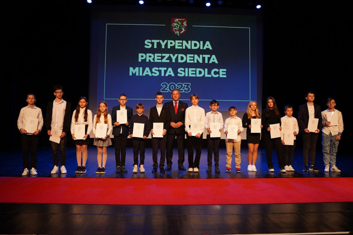 Stypendyści odebrali z rąk prezydenta Andrzeja Sitnika Listy Gratulacyjne