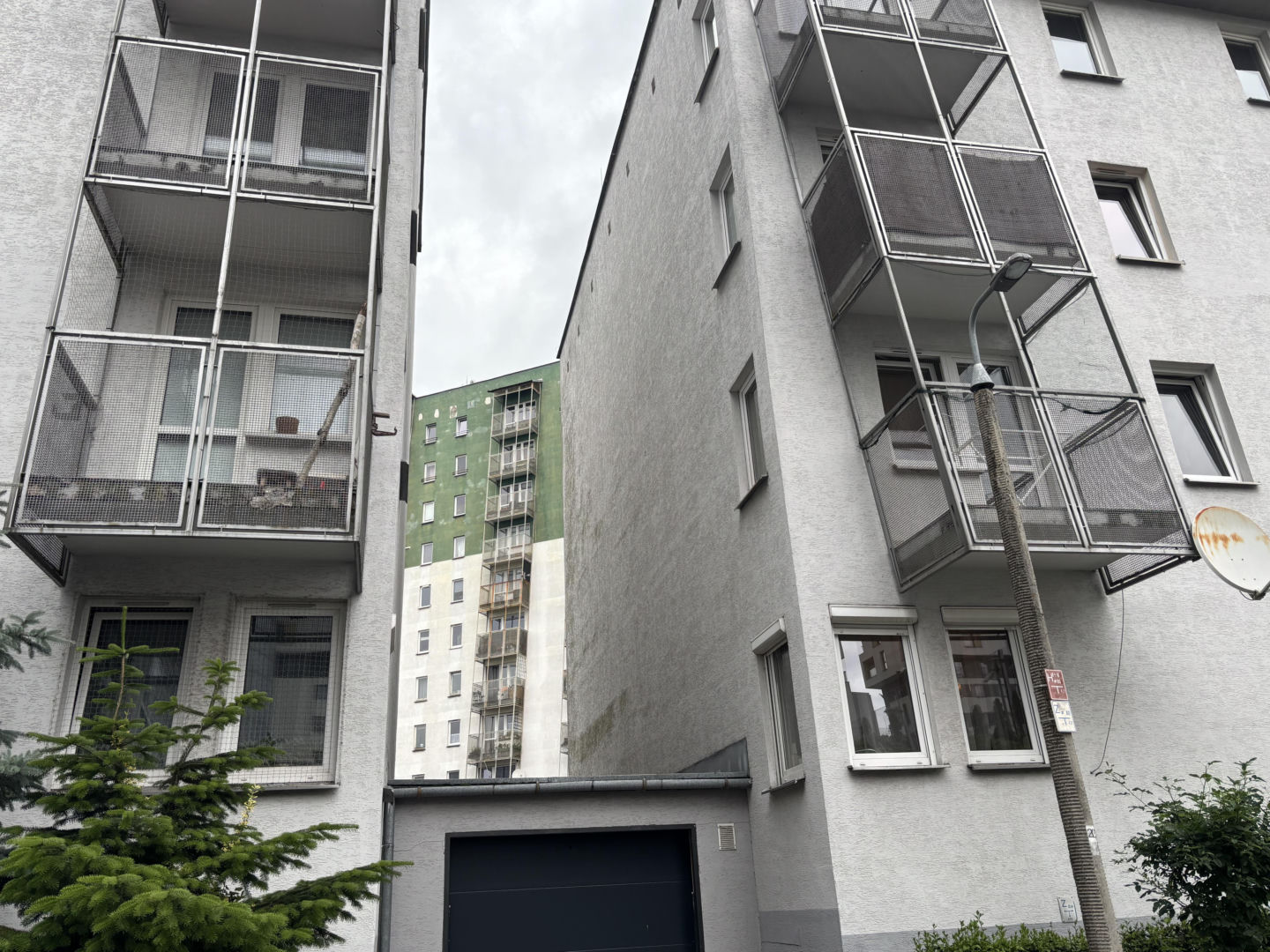 Krzywe balkony przy ul. G. Zapolskiej 42 w Krakowie