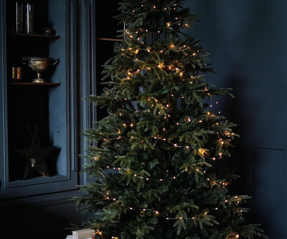 Tak będą wyglądać najmodniejsze choinki 2025! Beż, złoto i rubin wracają w wielkim stylu