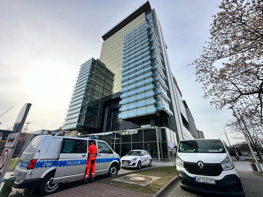 Szokujące sceny przy siedzibie Polsatu w Warszawie. Mężczyzna przyciągnął uwagę wszystkich przechodniów