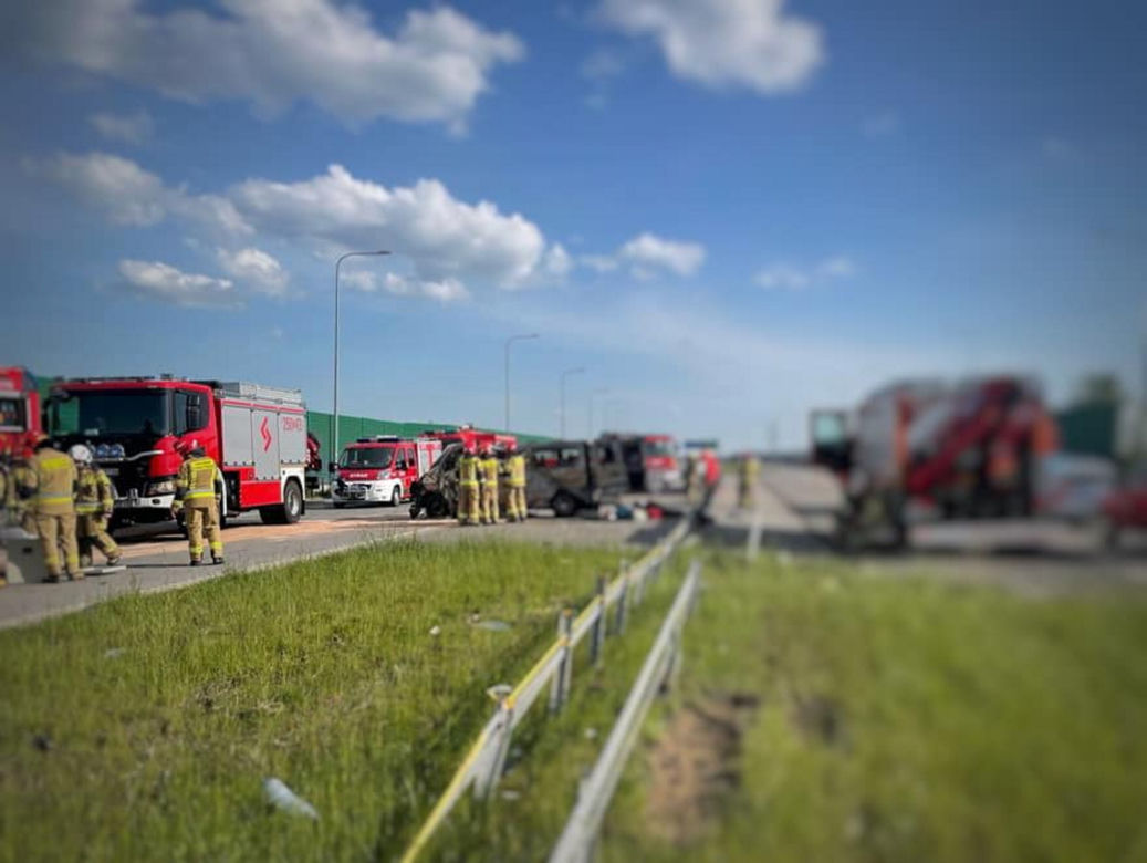 Śmiertelny wypadek na A1 pod Częstochową! Nie żyją dwie osoby, które wypadły z busa