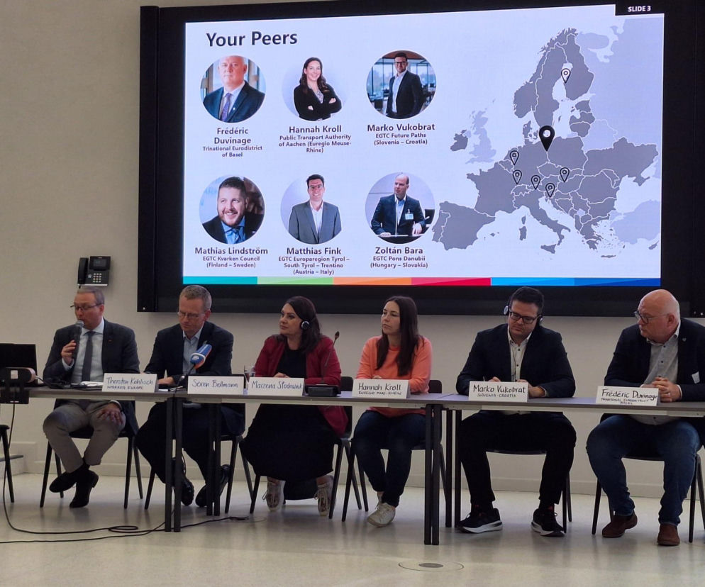 Panel dyskusyjny z udziałem sześciu uczestników – w tym burmistrzyni Słubic Marzeny Słodownik i kierownika Słubicko-Frankfurckiego Centrum Kooperacji Sörena Bollmanna, którzy debatują nad utworzeniem Europejskiego Ugrupowania Współpracy Terytorialnej. Więcej na ten temat przeczytasz na naszym portalu.