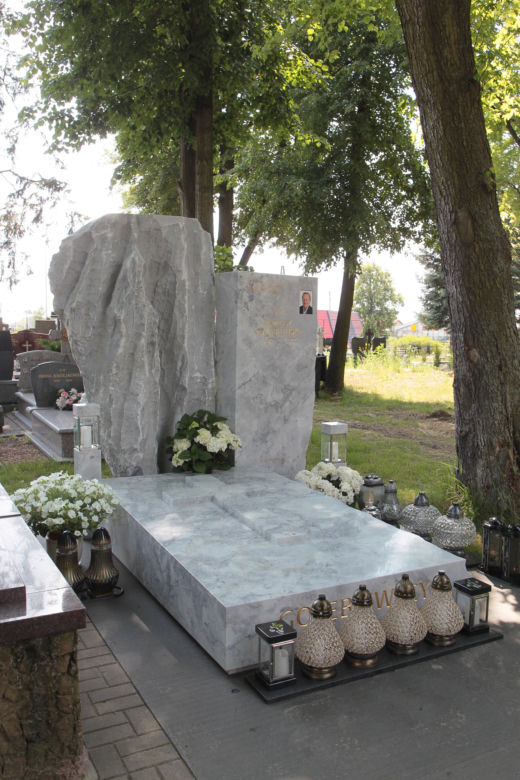 Pierwsza rocznica śmierci magnata hotelowego.  Gdzie jest pochowany Tadeusz Gołębiewski?