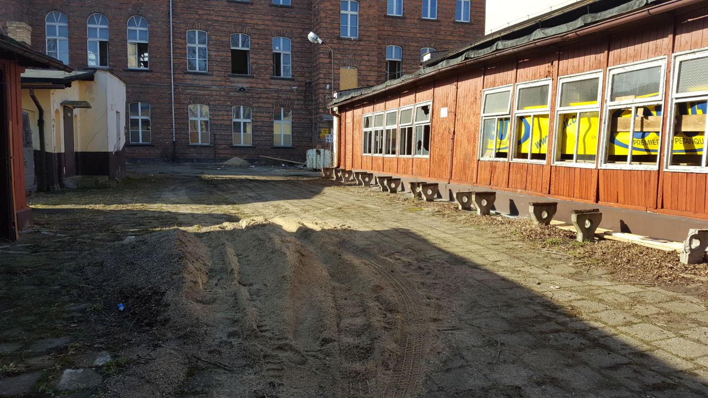 Lecą tynki i ściany. Ruszyły prace w budynku przyszłej biblioteki miejskiej 