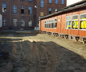 Lecą tynki i ściany. Ruszyły prace w budynku przyszłej biblioteki miejskiej 