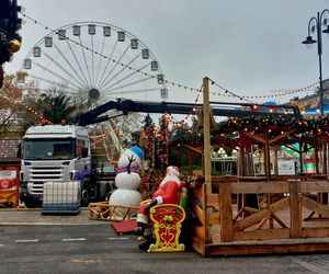 Choinka stoi. Most Staromiejski się stroi. Bydgoszcz rozbłyśnie już 21 listopada 2025. Rusza Bydgoski Jarmark Świąteczny