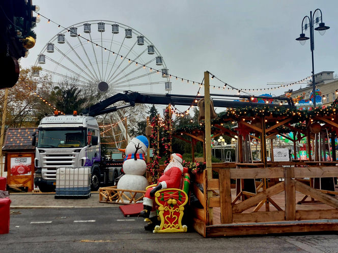 Choinka stoi. Most Staromiejski się stroi. Bydgoszcz rozbłyśnie już 21 listopada 2025. Rusza Bydgoski Jarmark Świąteczny