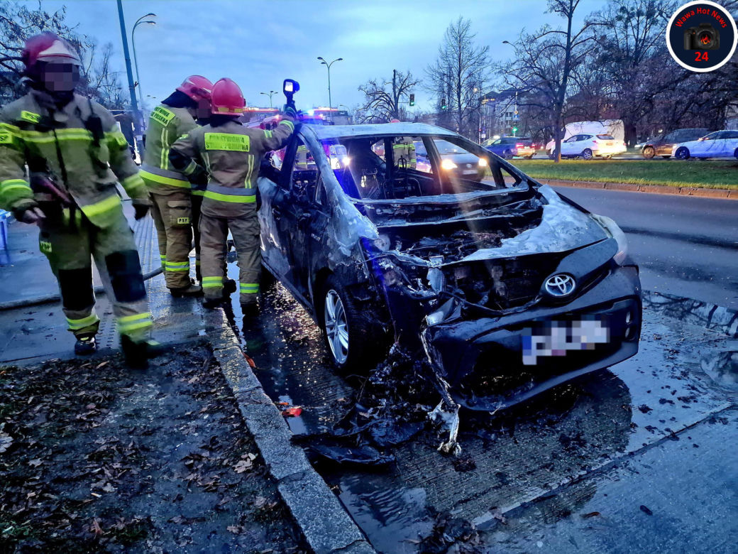 Toyota nagle stanęła w ogniu. W środku rodzina z dziećmi!