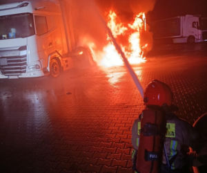 Pożar ciężarówki pod Wyszkowem. Ogień strawił kabinę kierowcy i naczepę