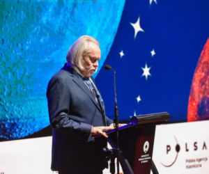 Sławosz Uznański-Wiśniewski w Toruniu. Gigantyczna kolejka pod Aulą UMK