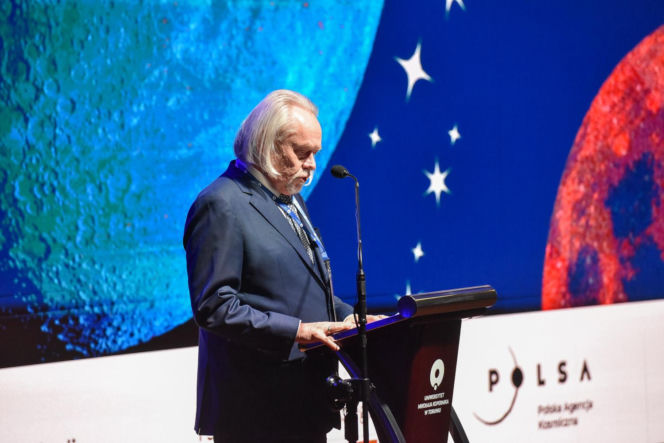 Sławosz Uznański-Wiśniewski w Toruniu. Gigantyczna kolejka pod Aulą UMK