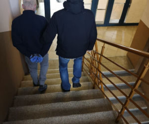 Wystawił na klatkę butlę gazową i odkręcił zawór. Krzyczał: Wysadzę was!