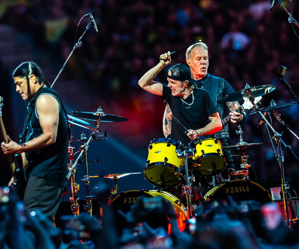 Muzycy zespołu Metallica grają na scenie koncert w ramach trasy M72, o czym przeczytasz na EskaRock.