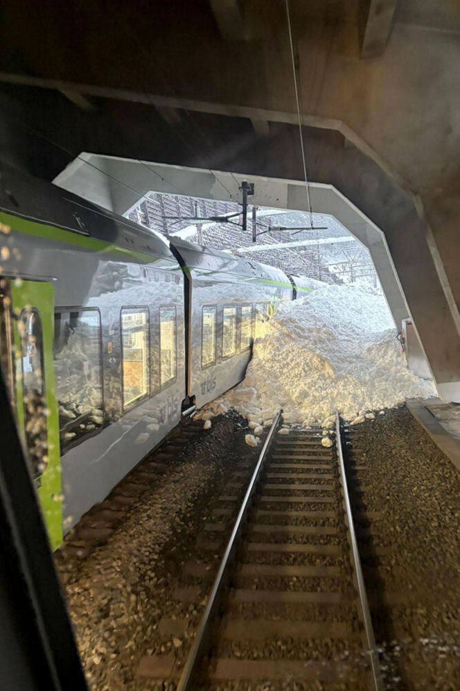 Szwajcaria/ Wykoleił się pociąg w Alpach, trwa akcja ratunkowa