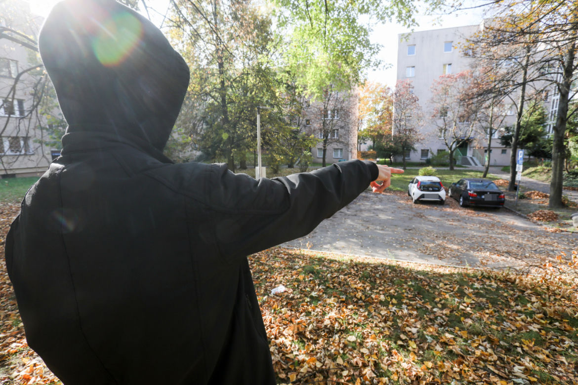 „Boimy się o swoje życie”. Strzelec wyborowy zaatakował ponownie? Zniszczono dwa samochody osobowe