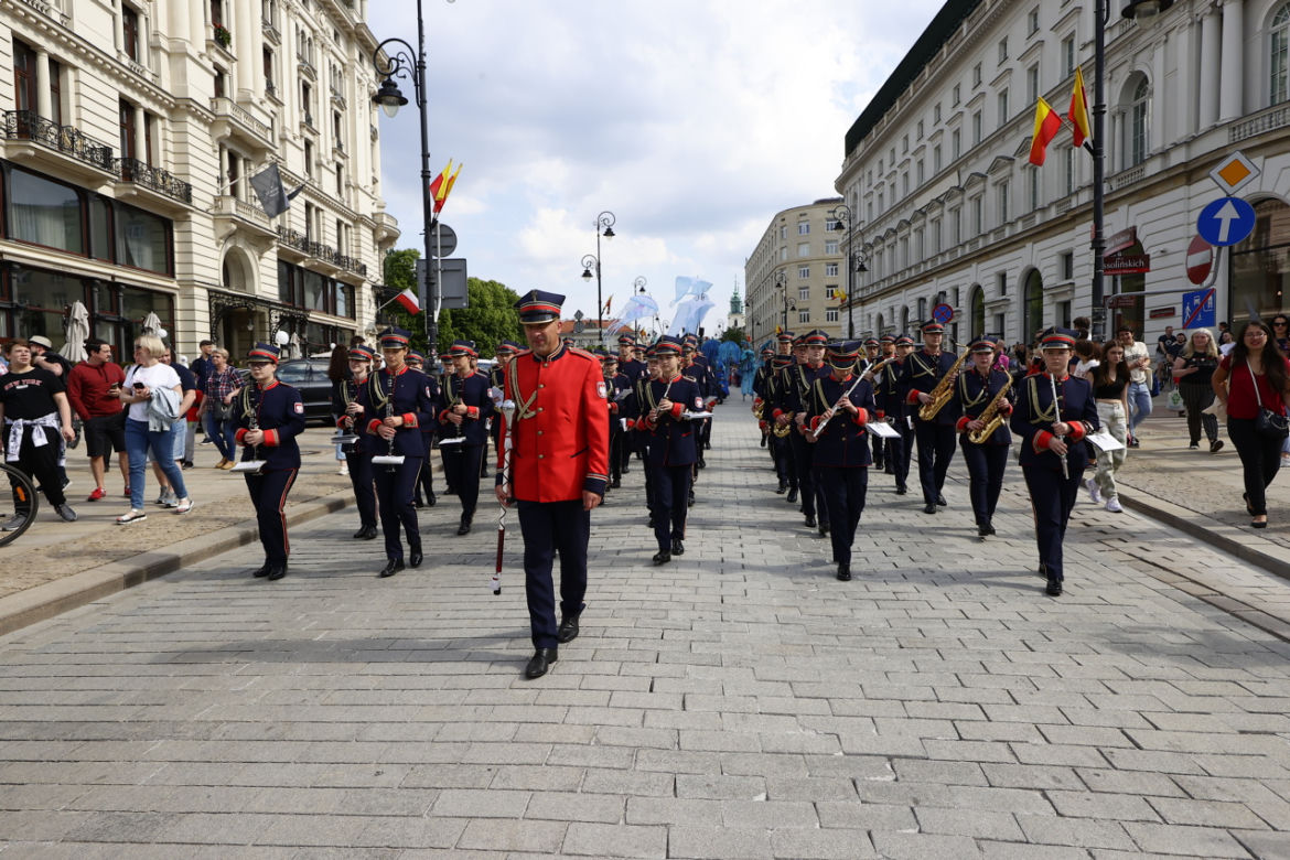 Święto Warszawy 2022. Krakowskim Przedmieściem przejechała Parada Syren 