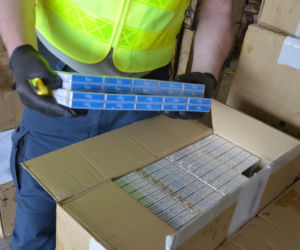 Siemianówka. KAS wykryła kontrabandę papierosów w kolejowych cysternach