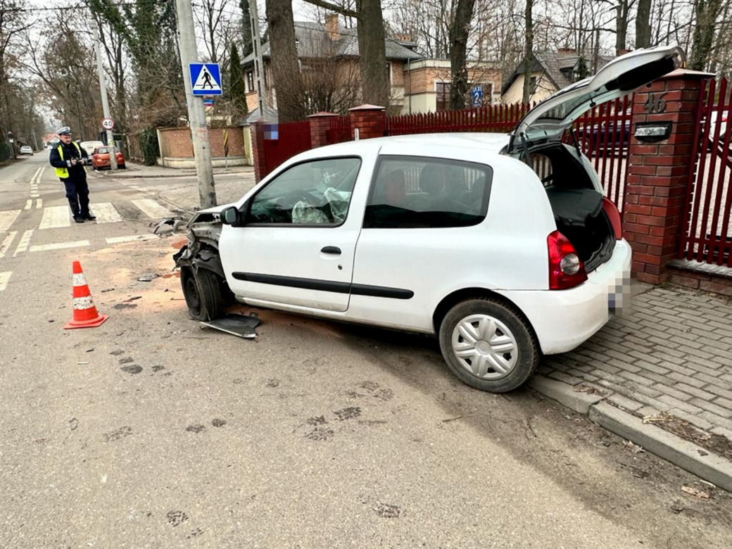 Dramat na Białołęce. Wiozła dzieci, roztrzaskała się na słupie