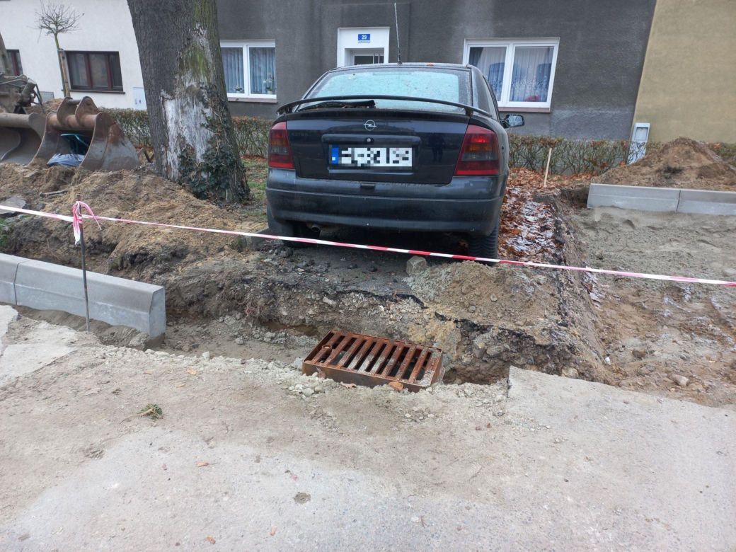 Budują miejsca parkingowe, a tam samochód. Osobówka na kawałku ziemi w Lesznie