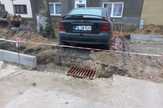 Budują miejsca parkingowe, a tam samochód. Osobówka na kawałku ziemi w Lesznie