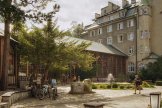 To uzdrowisko na Dolnym Śląsku przeżywa renesans. Dojedziesz tam pociągiem!