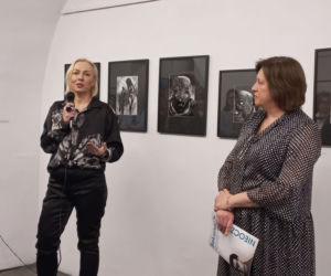 Wystawa słynnego malarza bez obrazów. Beksiński Nieoczywisty. Wystawa Fotografii i Grafik w MBWA w Lesznie