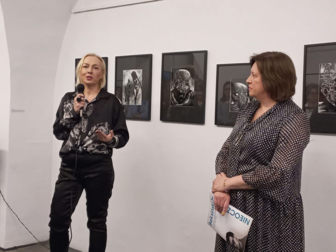 Wystawa słynnego malarza bez obrazów. "Beksiński Nieoczywisty. Wystawa Fotografii i Grafik" w MBWA w Lesznie