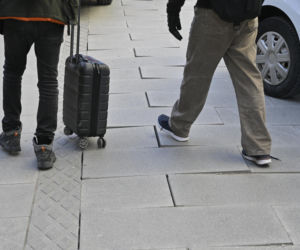 Deptak w centrum Warszawy za miliony w ruinie? Urzędnicy uspokajają, a internauci grzmią!