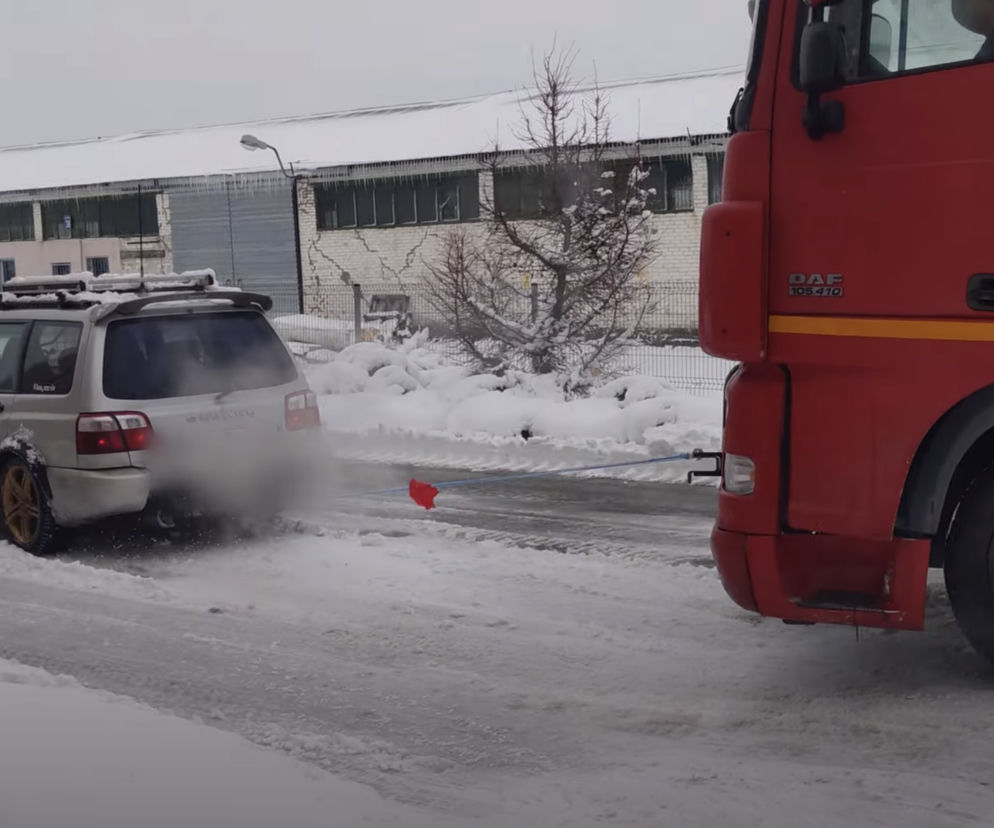 Subaru Forester holuje TIR-a