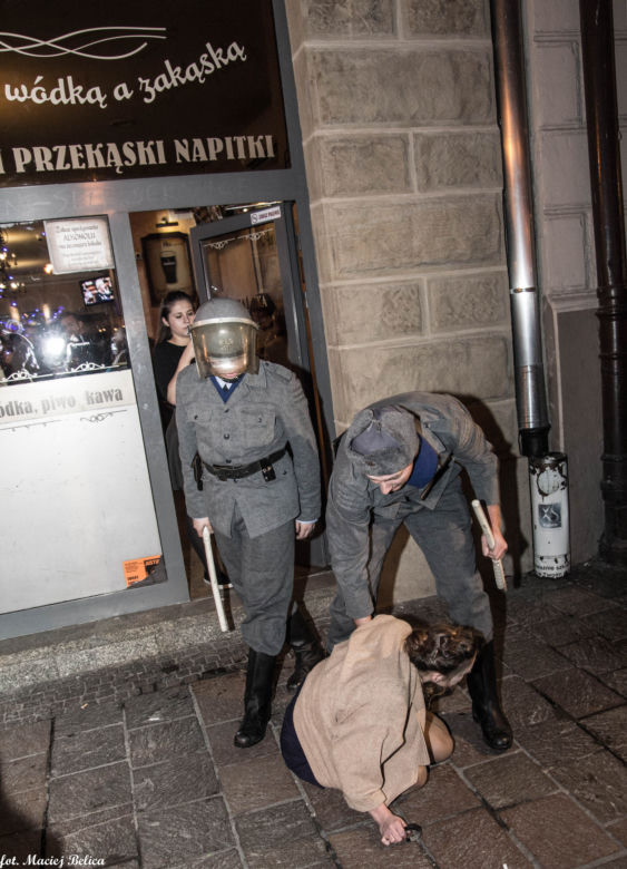 Oddziały ZOMO w krakowskich lokalach